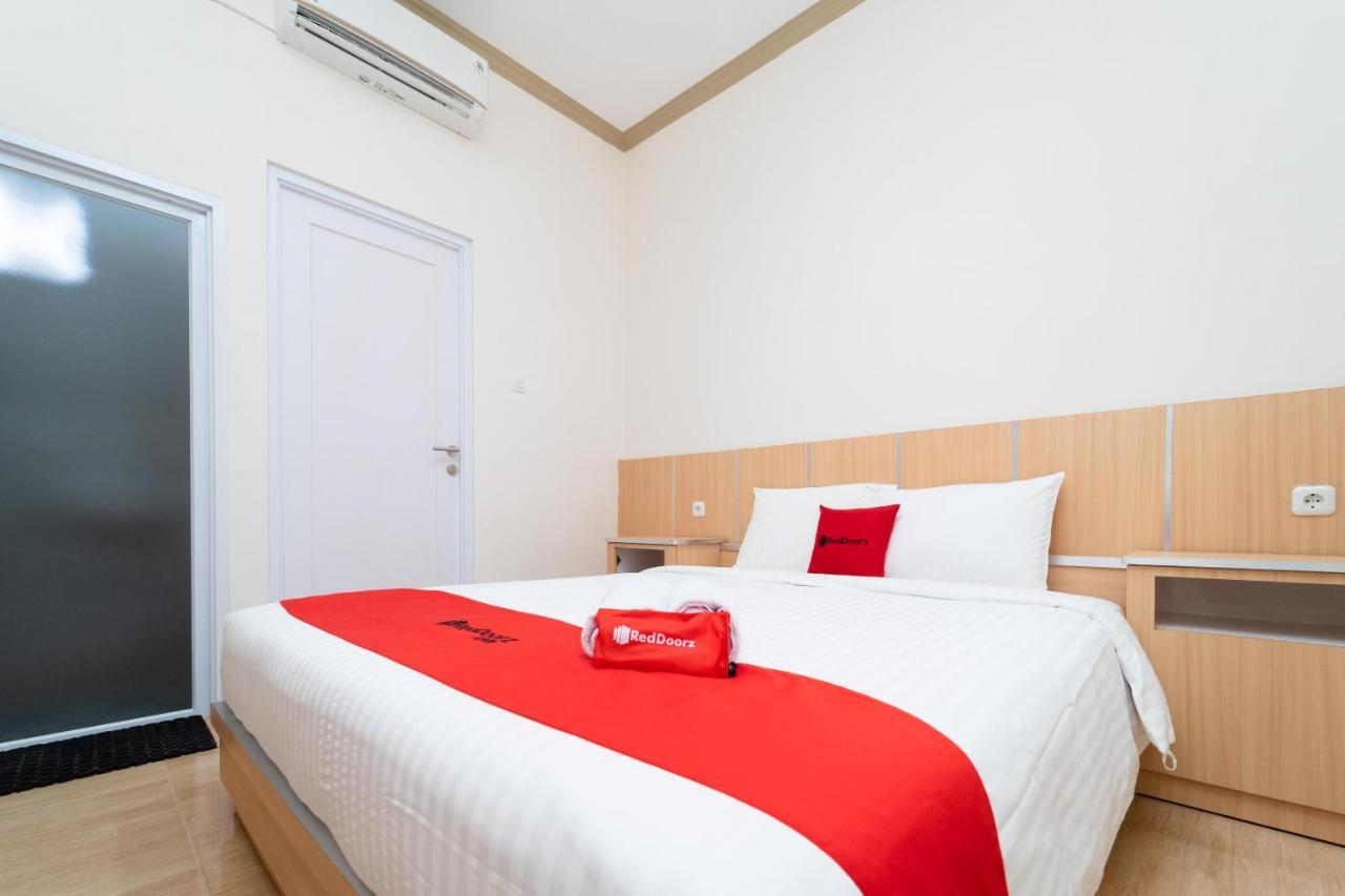 Отель Reddoorz Near Griya Agung Palembang Talang Kelapa Экстерьер фото