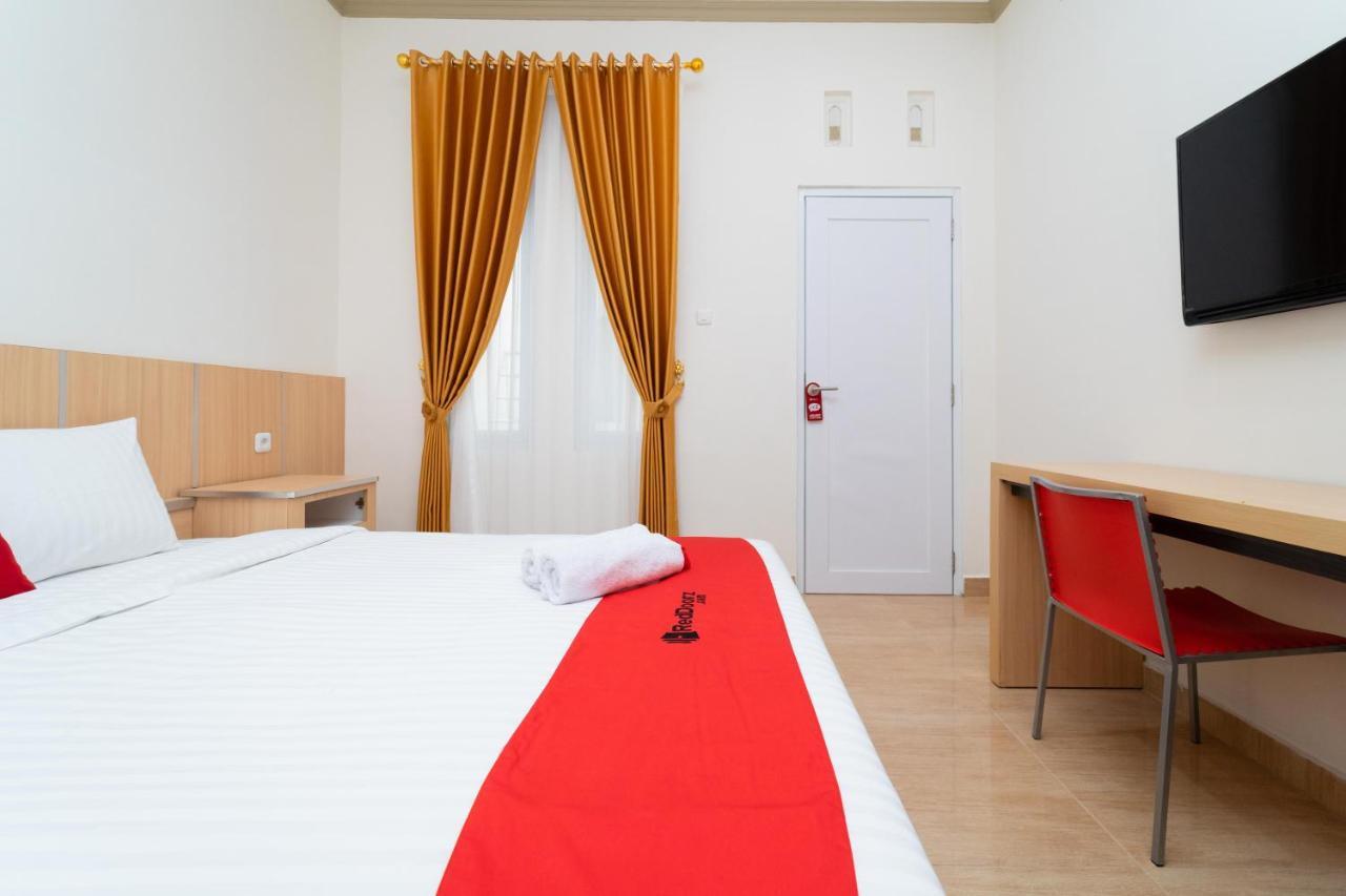 Отель Reddoorz Near Griya Agung Palembang Talang Kelapa Экстерьер фото
