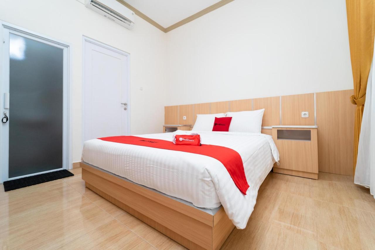 Отель Reddoorz Near Griya Agung Palembang Talang Kelapa Экстерьер фото