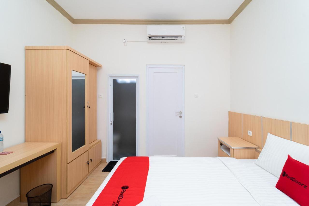 Отель Reddoorz Near Griya Agung Palembang Talang Kelapa Экстерьер фото