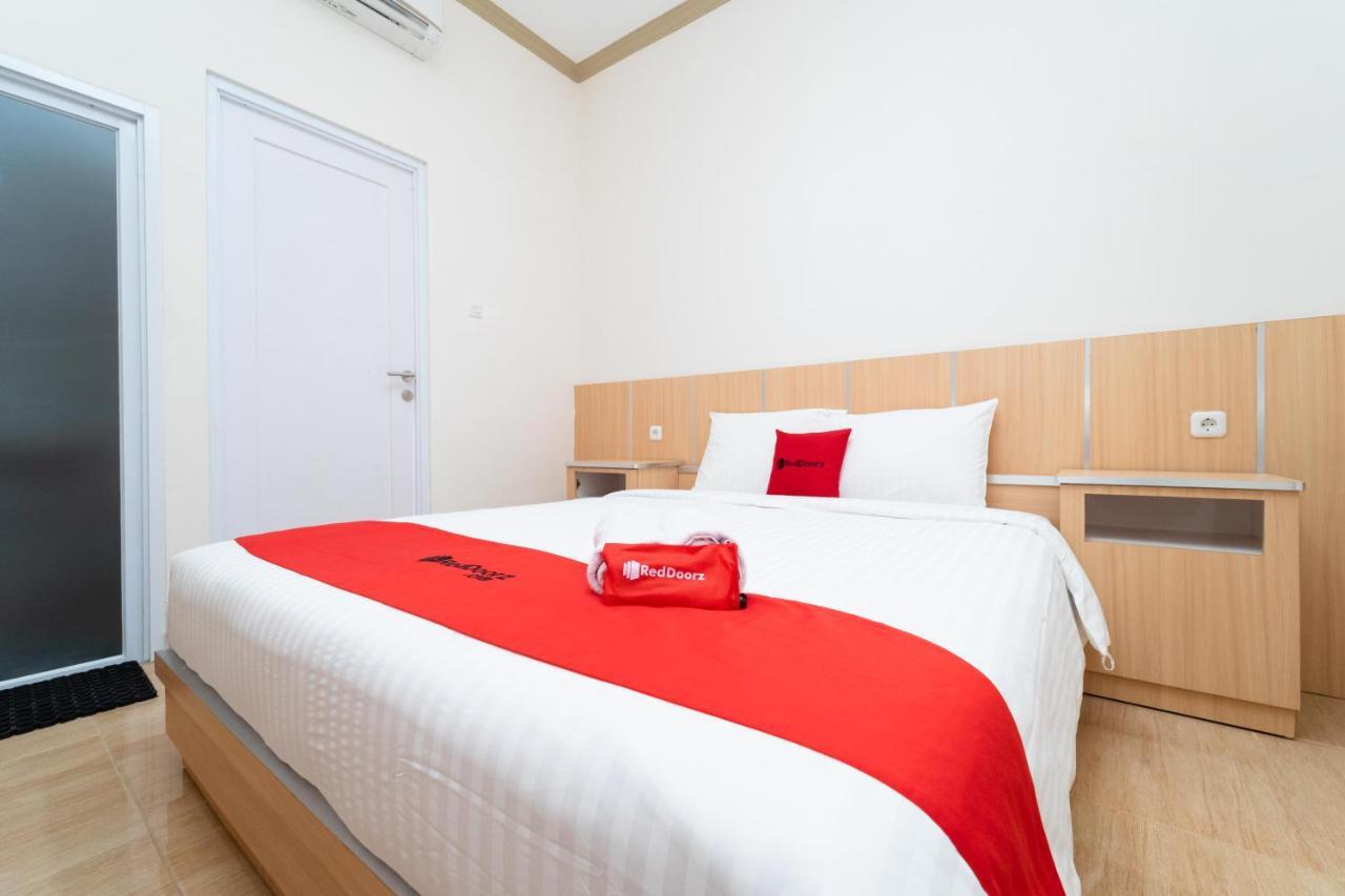 Отель Reddoorz Near Griya Agung Palembang Talang Kelapa Экстерьер фото